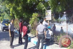 Polisi Pasang Larangan Berenang Di Pantai Gerokgak