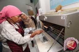 Diskop Latih Kaum Ibu Keterampilan Tata Boga