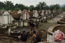 Raup Rezeki Dari Bersih-Bersih Makam Jelang Cheng Beng