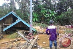 Banjir bandang di Merangin hanyutkan dua rumah