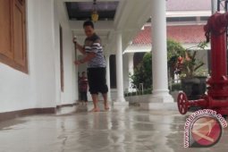 Selasar Gedung Grahadi Tergenang Akibat Hujan Deras