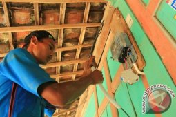 Puluhan Warga Miskin Ngawi Dapat Nikmati Listrik