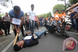 REKONSTRUKSI ANGGOTA BRIMOB DI BEGAL
