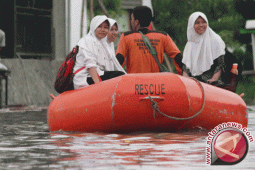 Petugas Gabungan Evakuasi 20 Warga Terjebak Banjir Pamekasan