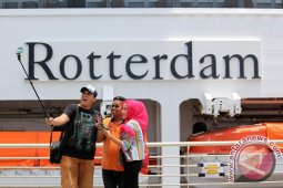Kapal Pesiar Rotterdam Merapat di Tanjung Perak