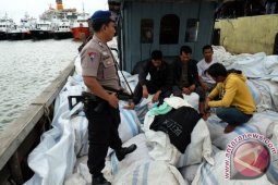 POLAIR TANGKAP KAPAL PENGANGKUT PAKAIAN BEKAS