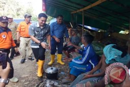 Zola kunjungi pengungsi banjir bandang di Bungo