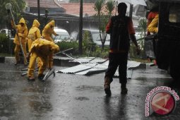 Penutup Eksterior Gedung Pemkot Surabaya Ambrol
