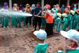 Siswa TK di Tulungagung Belajar Padamkan Kebakaran