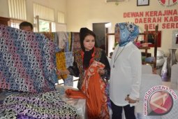 Istri Pangkostrad Kagumi Kerajinan UKM