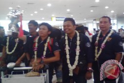 Puluhan Mahasiswa ITS Arak Tim Sapu Angin
