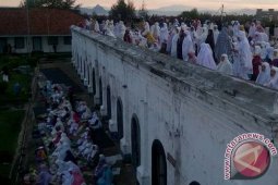 Warga Begkulu padati Benteng Marlborough saksikan GMT