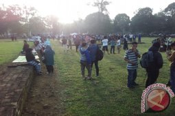 Ribuan orang saksikan gerhana matahari di candi Muarojambi