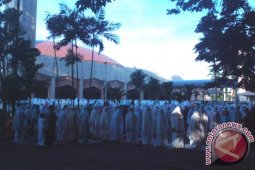 Warga Banjarmasin Penuhi Masjid Laksanakan Sholat Gerhana