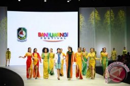 Banyuwangi Tuan Rumah Festival Busana Berpewarna Alami