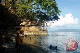 Anak-Anak Itu "Terjun Bebas" dari Tebing Karang