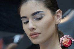 Eyeliner Biru dan Putih Untuk Kesan Futuristik