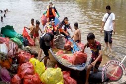 Empat Komunitas Bersihkan Sungai Karang Mumus