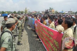 Kades Tuntut Pembayaran Honor