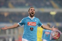 Higuian Bawa Napoli Kalahkan Palermo