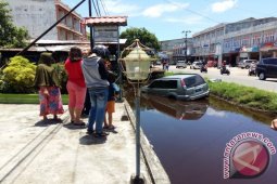 Mobil Nyungsep di Parit