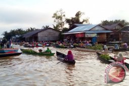 Menyusuri Sungai Martapura untuk Menikmati Pasar Terapung