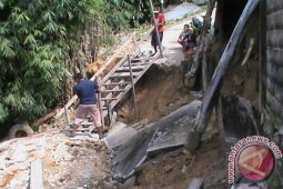 Bangunan Rumah Warga Poncol Terbawa Longsor