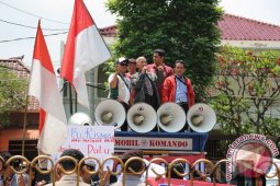 Ratusan Pedagang Demo Tolak Peresmian Pasar Turi
