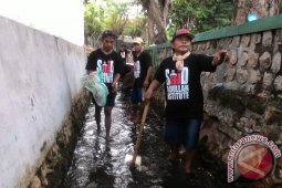 Sukarelawan Anggota DPR Bersihkan Drainase Cegah Banjir