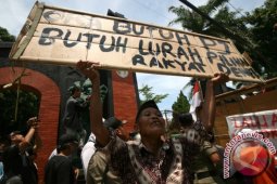 Protes Pemecatan Kepala Desa