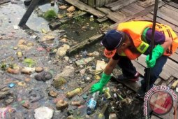 Wali Kota "Ditodong" Pungut Sampah di Karang Mumus
