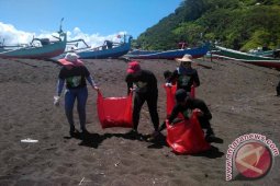 Gus-Ning Jember Bersihkan Sampah Percantik Pantai Payangan