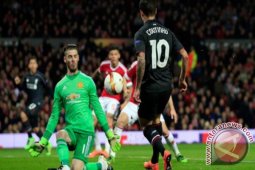 UEFA Dakwa MU dan Liverpool Karena Ulah Penonton