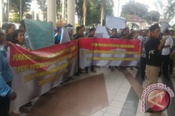 Terancam digusur, ratusan pedagang pasar Tanah Pilih demo