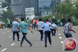 Pengemudi Taksi Bentrok Dengan Ratusan Awak Go Jek
