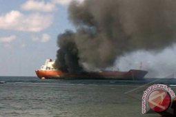 Kapal tanker terbakar di Batam