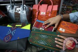 TAS BERMOTIF ULOS