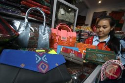 TAS BERMOTIF ULOS