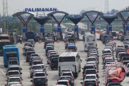 Arus Gerbang Tol Cirebon Arah Jateng Antre