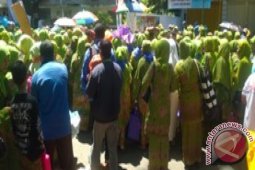 Puluhan Ribu Muslimat Berdesakan masuk Stadion Gajayana