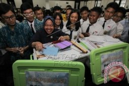 Pelajar Surabaya Titipkan Surat ke Risma untuk Presiden