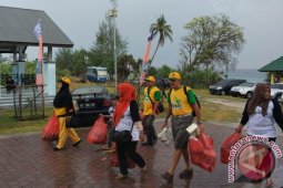 Seratusan Alumni Sabang Bersihkan Pantai