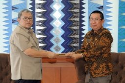 Gubernur Serahkan SK Pemberhentian Bupati Ade Irawan