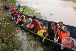 100 Guru Bersihkan SKM Peringati Hari Air
