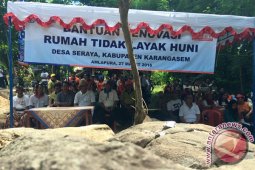 Wagub Bali Serahkan Bantuan Renovasi Rumah