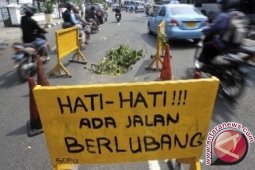 Warga minta jalan dibangun portal cegah mobil masuk