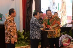 Gubernur Jatim Beri Penghargaan Daerah Peduli K3