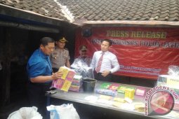 Polda Jatim Bongkar Pembuatan Makanan Cokelat Bekas