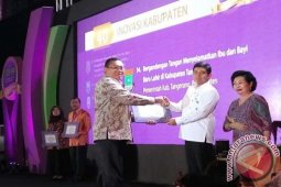 Pemkab Situbondo Terima Penghargaan Pelayanan Publik