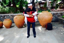 Seorang Warga Rela Gendong Bupati Purwakarta